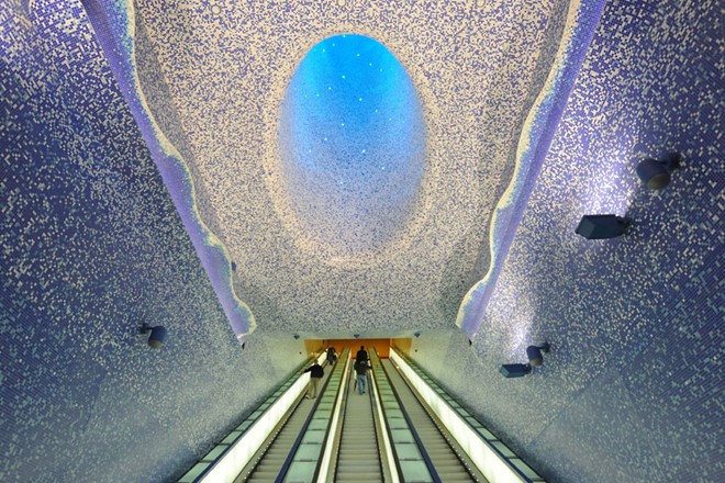 Ga Toledo, Naples, Italy: Với chủ đề nước và ánh sáng, tàu điện ngầm được trang trí bằng đồ khảm màu trắng và xanh.